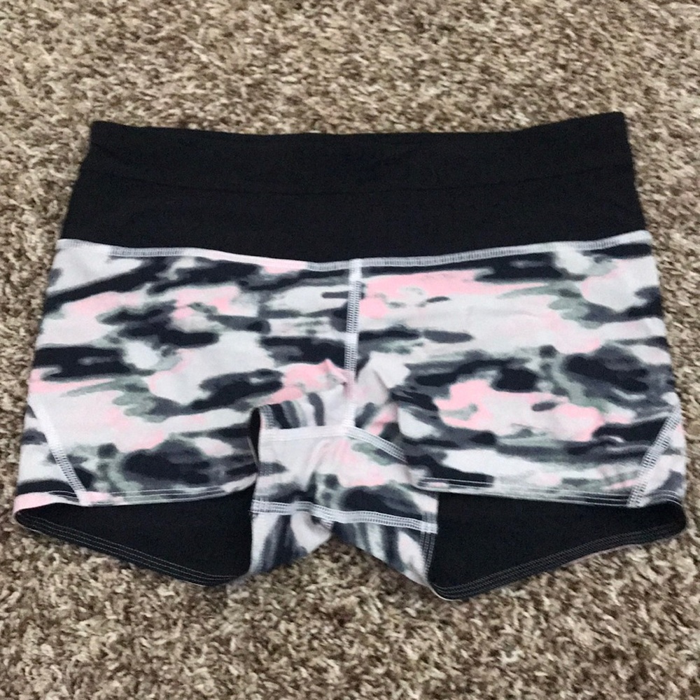 Lululemon camo wamo shorts size 6, reversible